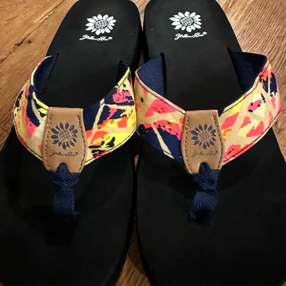 Yellow Box tropical pattern flip flops - Picture 2 of 7